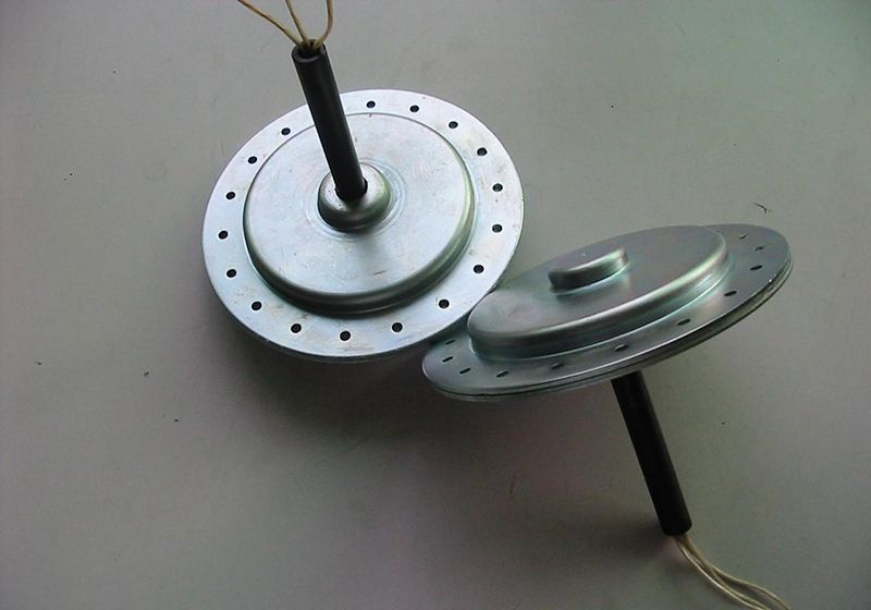 磁盤式三相發(fā)電機(jī)星連接有四個(gè)終端，如何連接整流器橋？